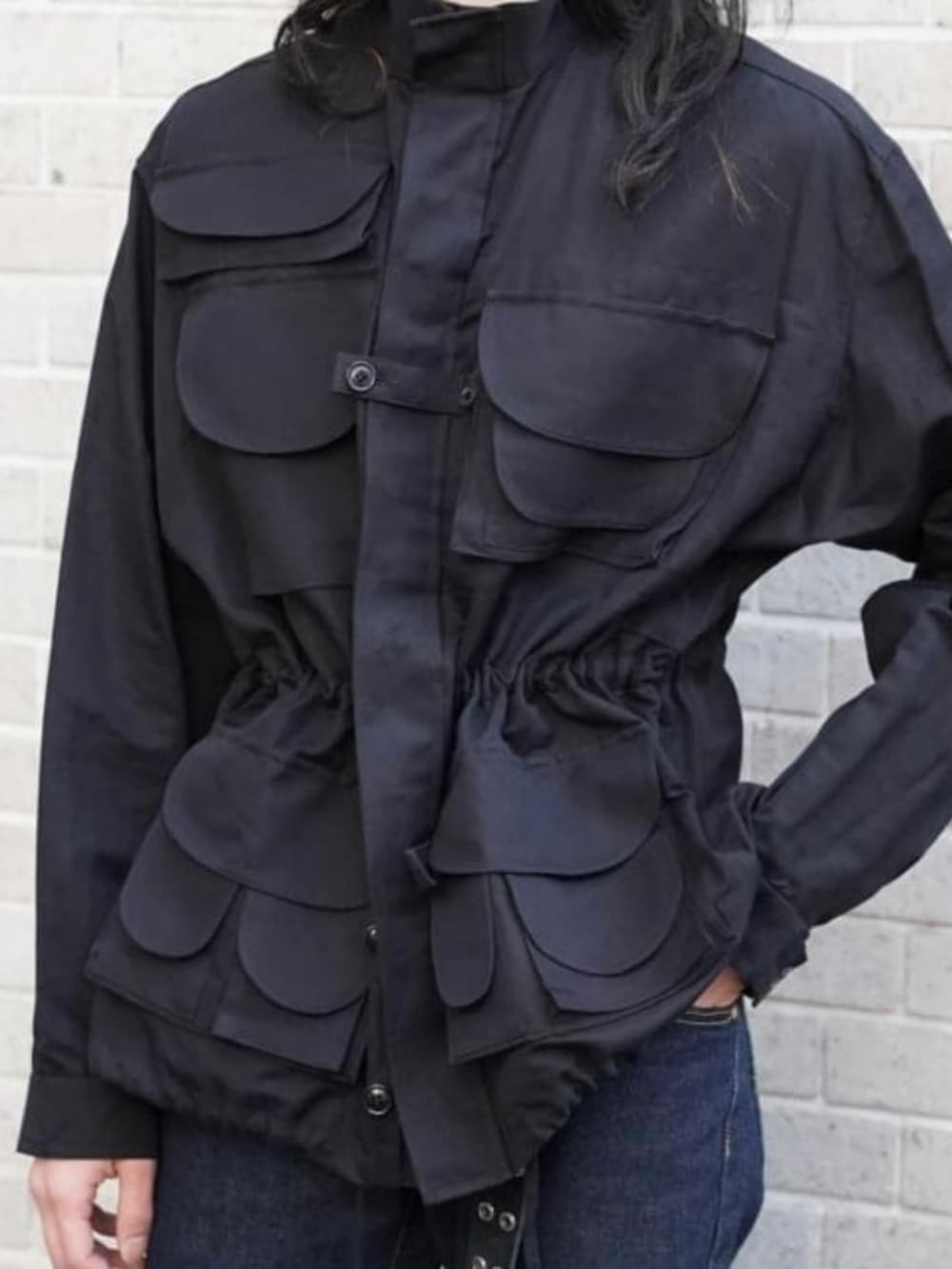 ブラック系のローファー、ブラック系のミリタリージャケットを着用したメンズの春コーディネートの2枚目の写真