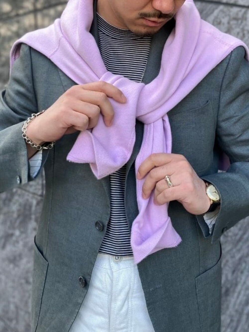 ブラック系のTシャツ/カットソーを着用したメンズの春コーディネートの2枚目の写真