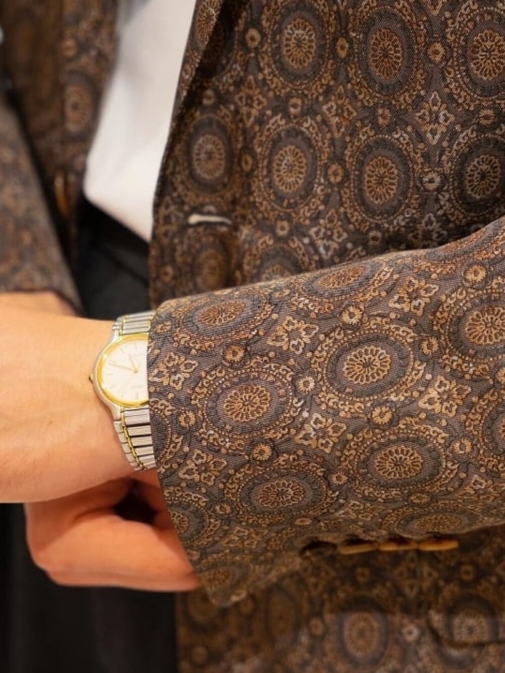 ブラック系のドレスシューズを着用したメンズの夏コーディネートの3枚目の写真