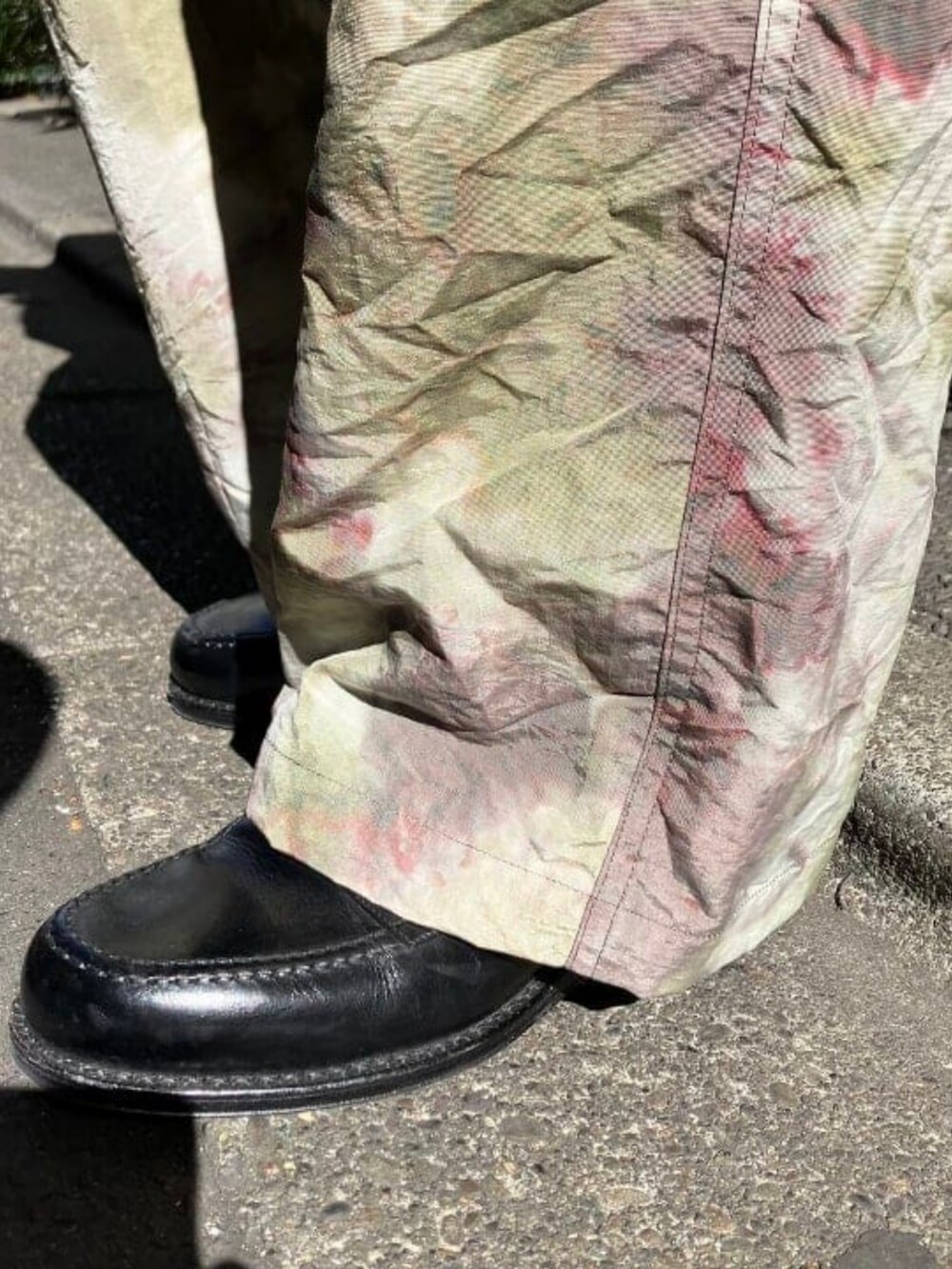 ブラック系のローファーを着用したメンズの春コーディネートの3枚目の写真