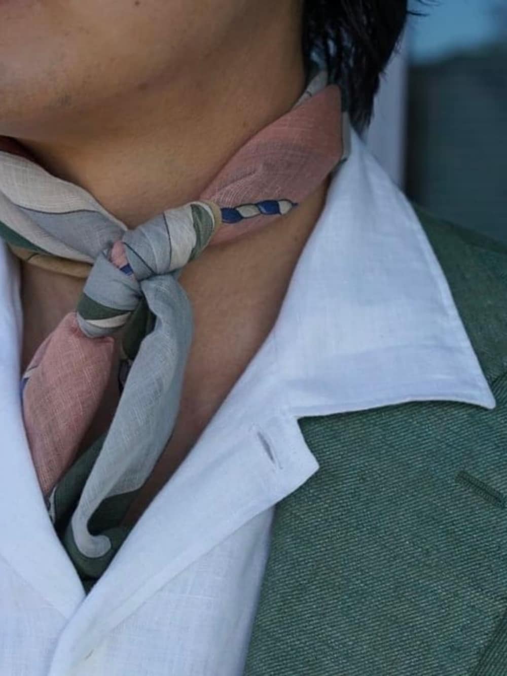 ホワイト系のシャツ/ブラウス、グリーン系のストール/ショールを着用したメンズの春コーディネートの2枚目の写真