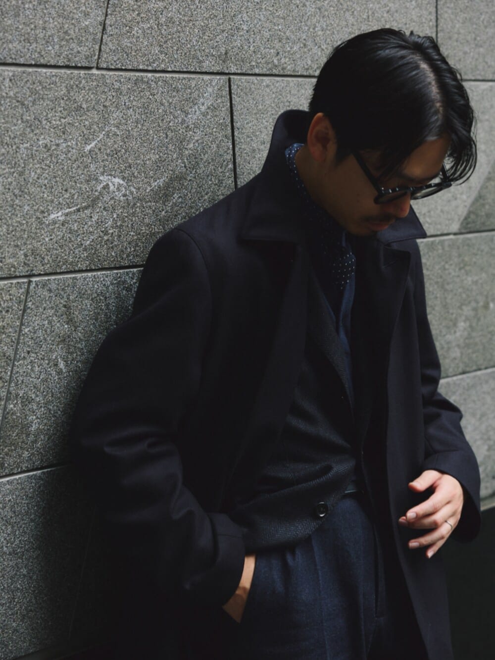 ブルー系のその他アウター、ブルー系のニット/セーター、ブルー系のその他パンツを着用したメンズの秋コーディネートの4枚目の写真