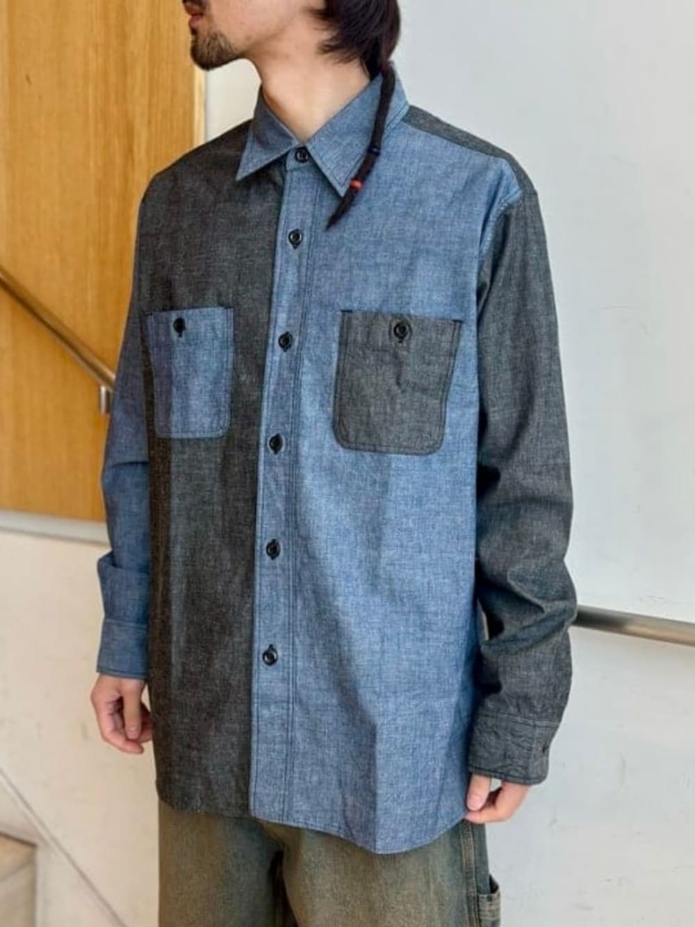 ブルー系のシャツ/ブラウス、ブルー系のデニムパンツ、グリーン系のキャップを着用したメンズの春コーディネートの2枚目の写真