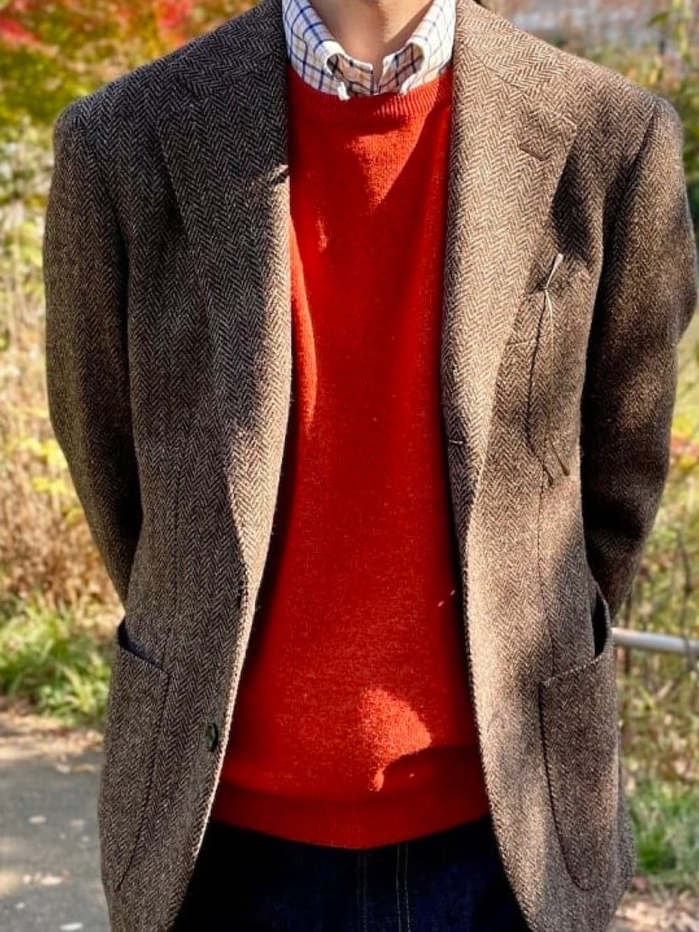 ブラウン系のローファーを着用したメンズの秋コーディネートの2枚目の写真