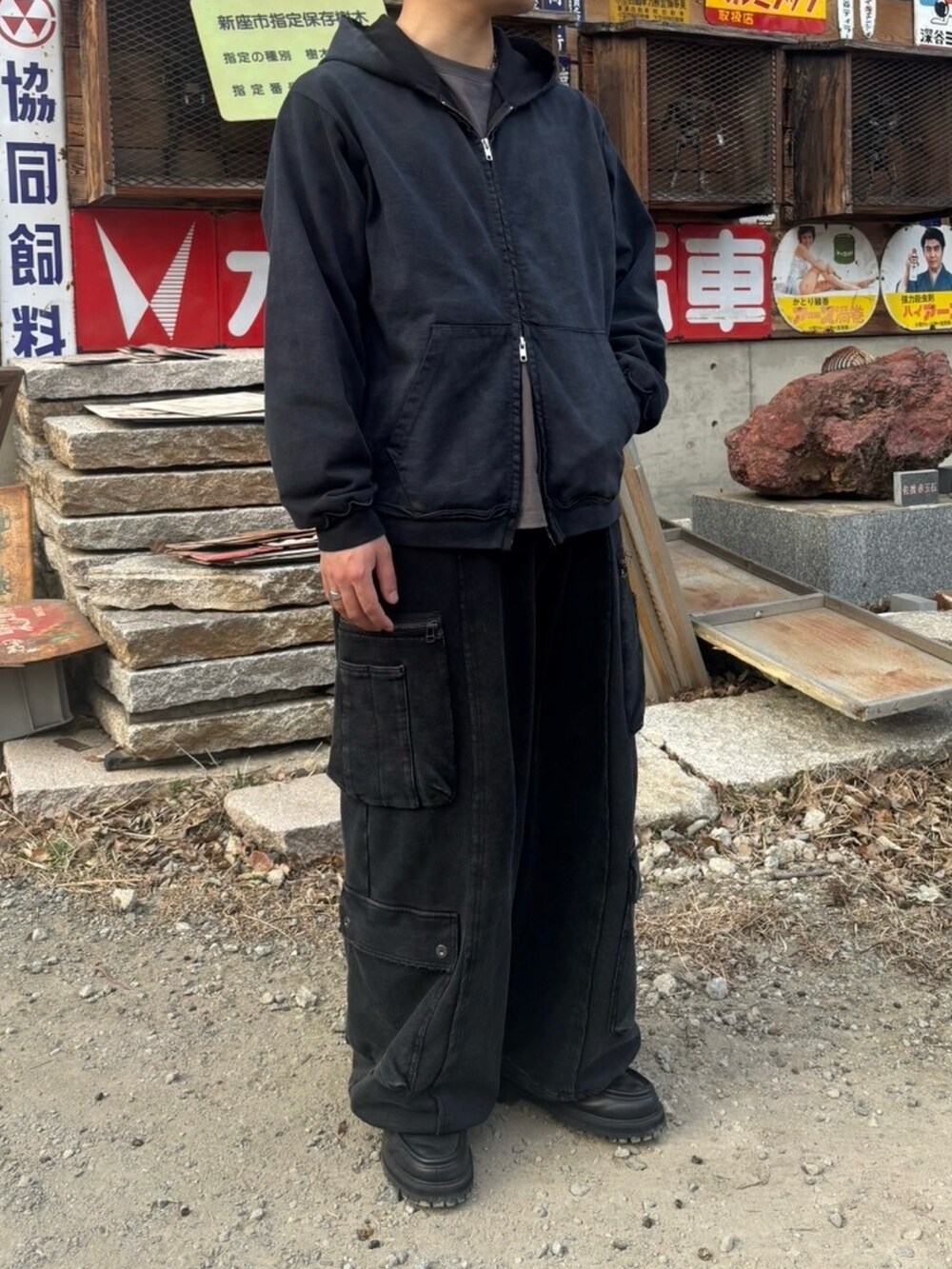 ブラック系のパーカー、ブラック系のカーゴパンツ、ブラック系のモカシン/デッキシューズを着用したメンズの春コーディネートの2枚目の写真