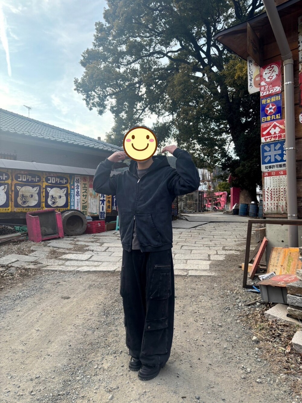 ブラック系のパーカー、ブラック系のカーゴパンツ、ブラック系のモカシン/デッキシューズを着用したメンズの春コーディネートの3枚目の写真
