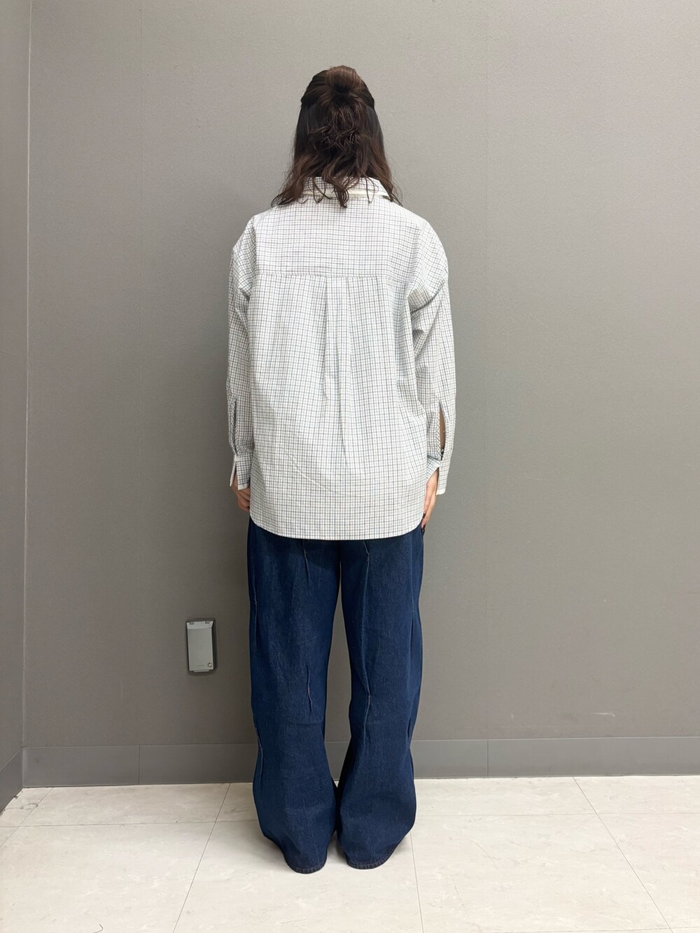 ホワイト系のシャツ/ブラウス、ブルー系のデニムパンツを着用したレディースの秋コーディネートの3枚目の写真