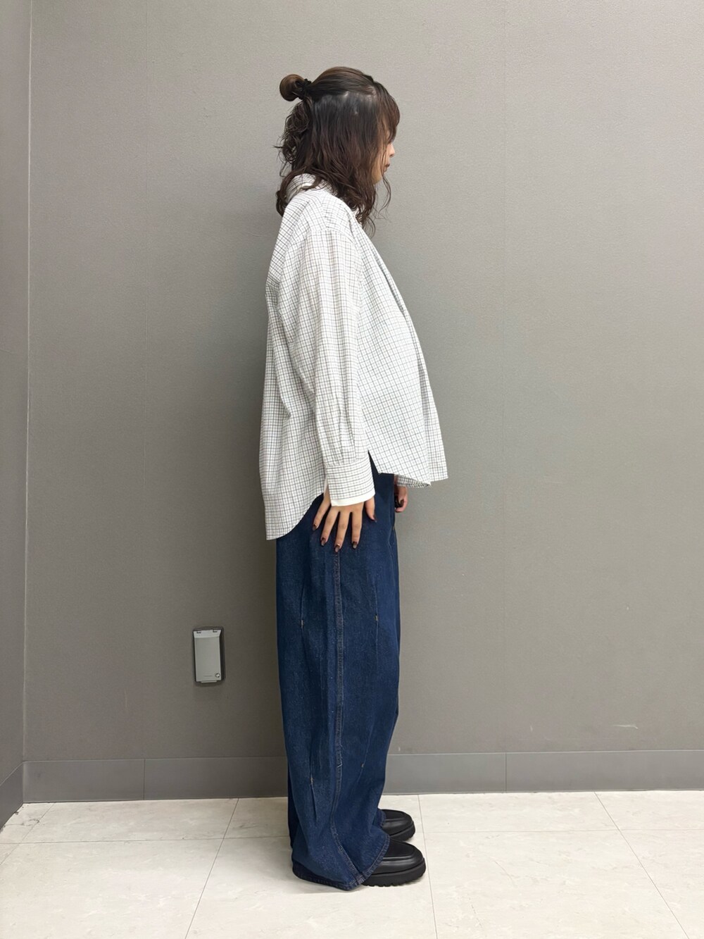 ホワイト系のシャツ/ブラウス、ブルー系のデニムパンツを着用したレディースの秋コーディネートの2枚目の写真