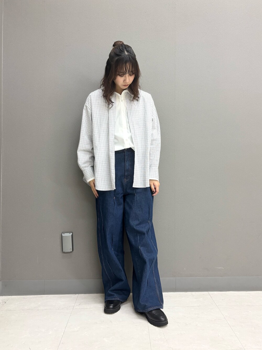 ホワイト系のシャツ/ブラウス、ブルー系のデニムパンツを着用したレディースの秋コーディネートの4枚目の写真