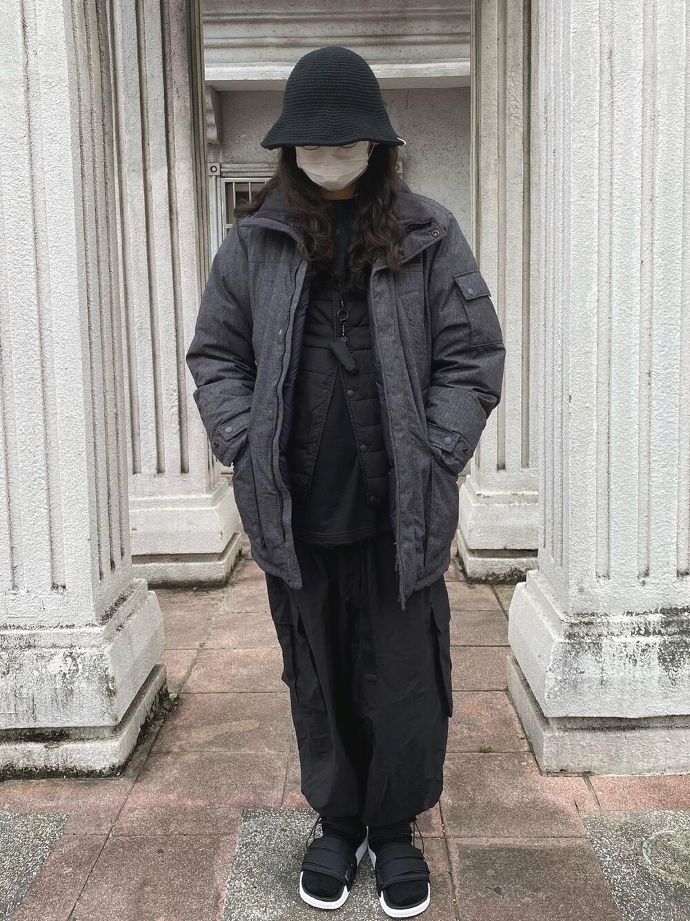 グレー系のジャケット/アウター、ブラック系のパンツ、ブラック系のシューズを着用したメンズの冬コーディネートの2枚目の写真