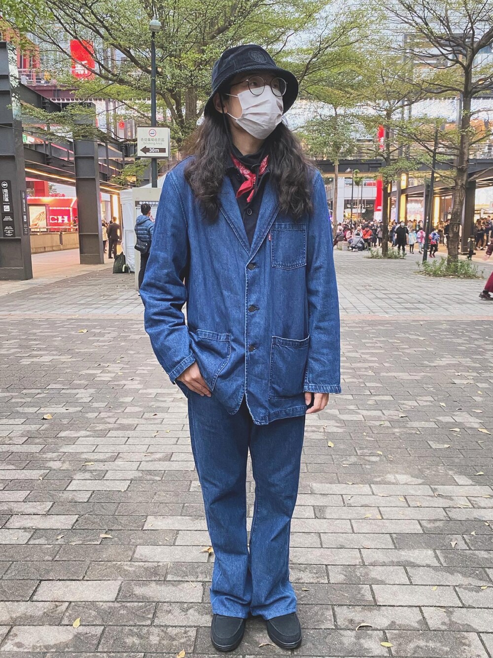 ブルー系のジャケット/アウター、ブルー系のパンツ、ブラック系のシューズを着用したメンズの冬コーディネートの2枚目の写真