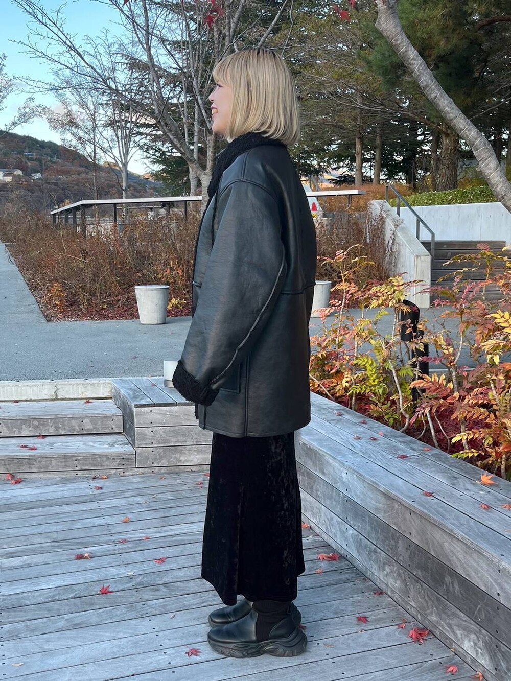 「女子ウケ、ベーシック/シンプル、旅行、LOWRYS FARM、休日コーデ、ローリーズスタイル_LOWRYS FARM、高身長、差し色コーデ、着痩せ・細見え、女子会、大人女子カジュアル_LOWRYS FARM、骨格ウェーブ、JEANASIS、アウター、冬コーデ」｜「LOWRYS FARMのクラッシュベロアスリットスカート　966362（スカート、ブラック系）」を使った、みおちんさん（レディース・167cm）の冬コーディネートの4枚目の写真
