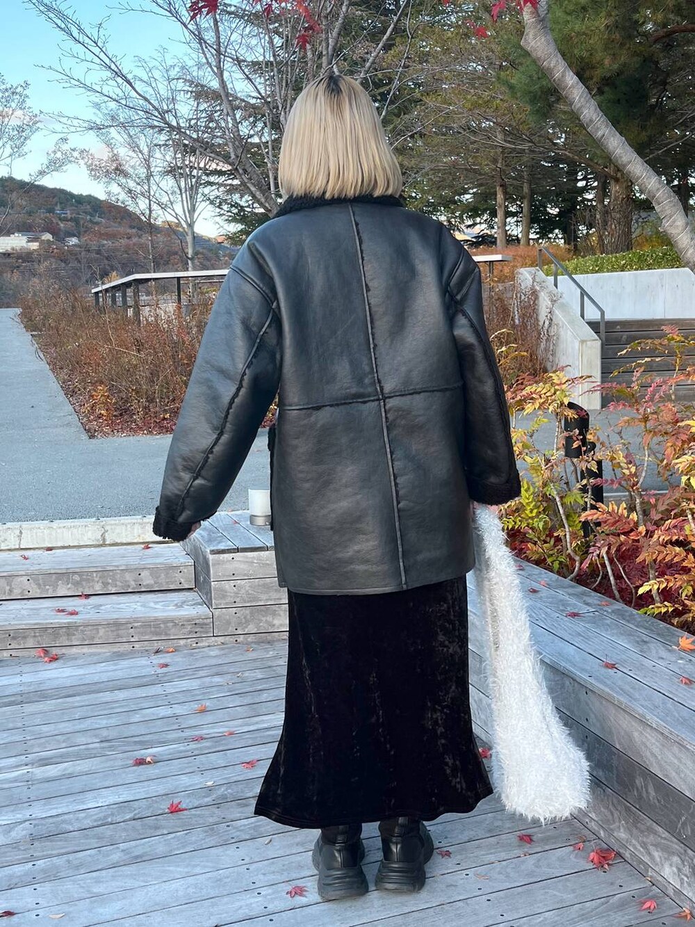 「女子ウケ、ベーシック/シンプル、旅行、LOWRYS FARM、休日コーデ、ローリーズスタイル_LOWRYS FARM、高身長、差し色コーデ、着痩せ・細見え、女子会、大人女子カジュアル_LOWRYS FARM、骨格ウェーブ、JEANASIS、アウター、冬コーデ」｜「LOWRYS FARMのクラッシュベロアスリットスカート　966362（スカート、ブラック系）」を使った、みおちんさん（レディース・167cm）の冬コーディネートの3枚目の写真