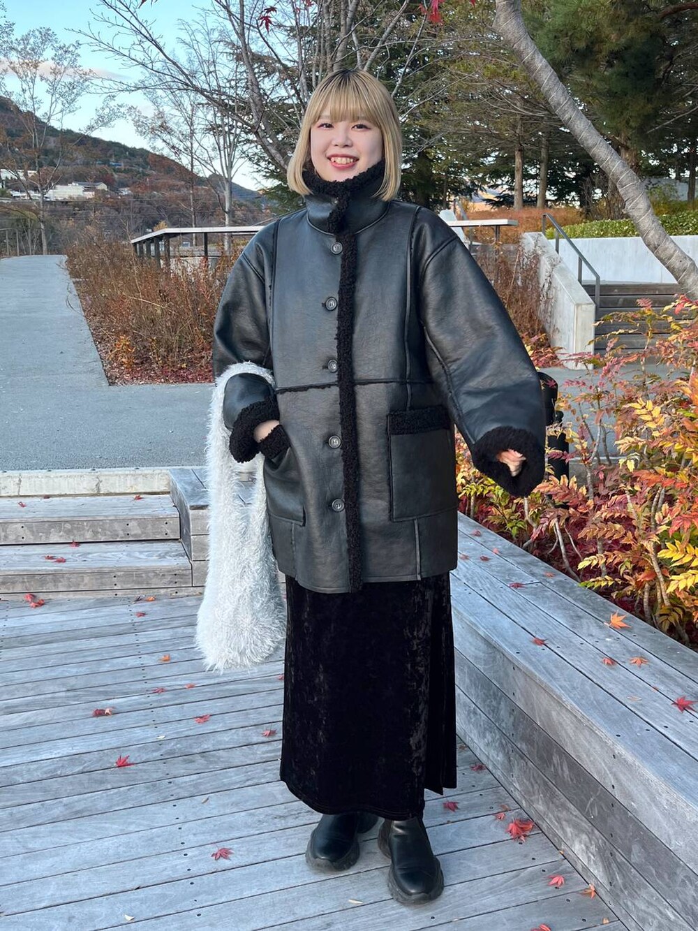 「女子ウケ、ベーシック/シンプル、旅行、LOWRYS FARM、休日コーデ、ローリーズスタイル_LOWRYS FARM、高身長、差し色コーデ、着痩せ・細見え、女子会、大人女子カジュアル_LOWRYS FARM、骨格ウェーブ、JEANASIS、アウター、冬コーデ」｜「LOWRYS FARMのクラッシュベロアスリットスカート　966362（スカート、ブラック系）」を使った、みおちんさん（レディース・167cm）の冬コーディネートの2枚目の写真