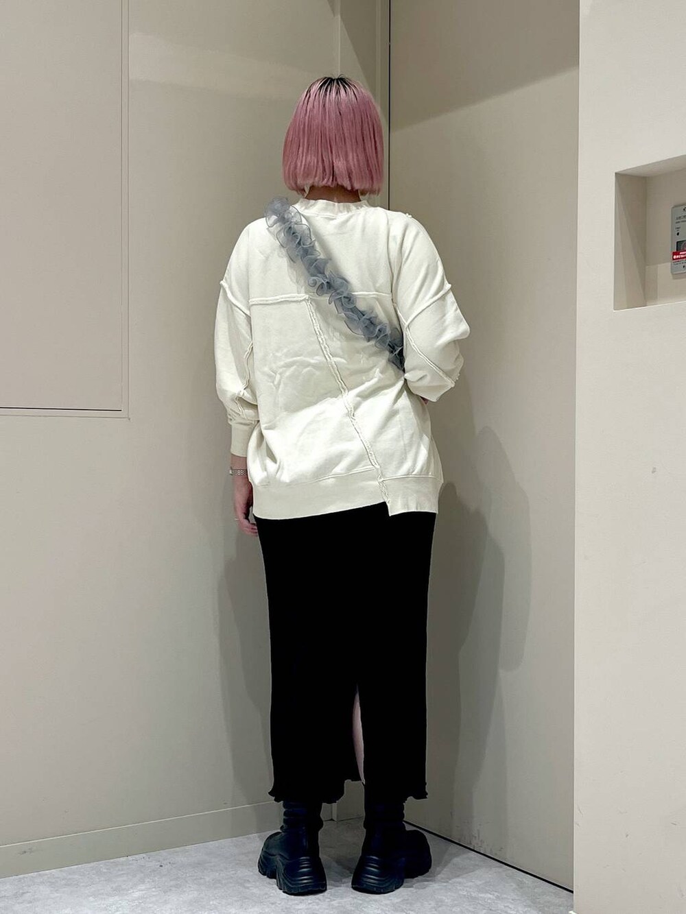 「高身長、差し色コーデ、着痩せ・細見え、休日コーデ、女子会、ローリーズスタイル_LOWRYS FARM、大人女子カジュアル_LOWRYS FARM、骨格ウェーブ、女子ウケ、ベーシック/シンプル、旅行、ブーツ、モバイルグッズ_Me%、秋コーデ、LOWRYS FARM」｜「Me%の【ストラップシート付き】オーガンジーモバイルショルダーストラップ 107653（スマホグッズ、グレー系）」を使った、みおちんさん（レディース・167cm）の秋コーディネートの3枚目の写真