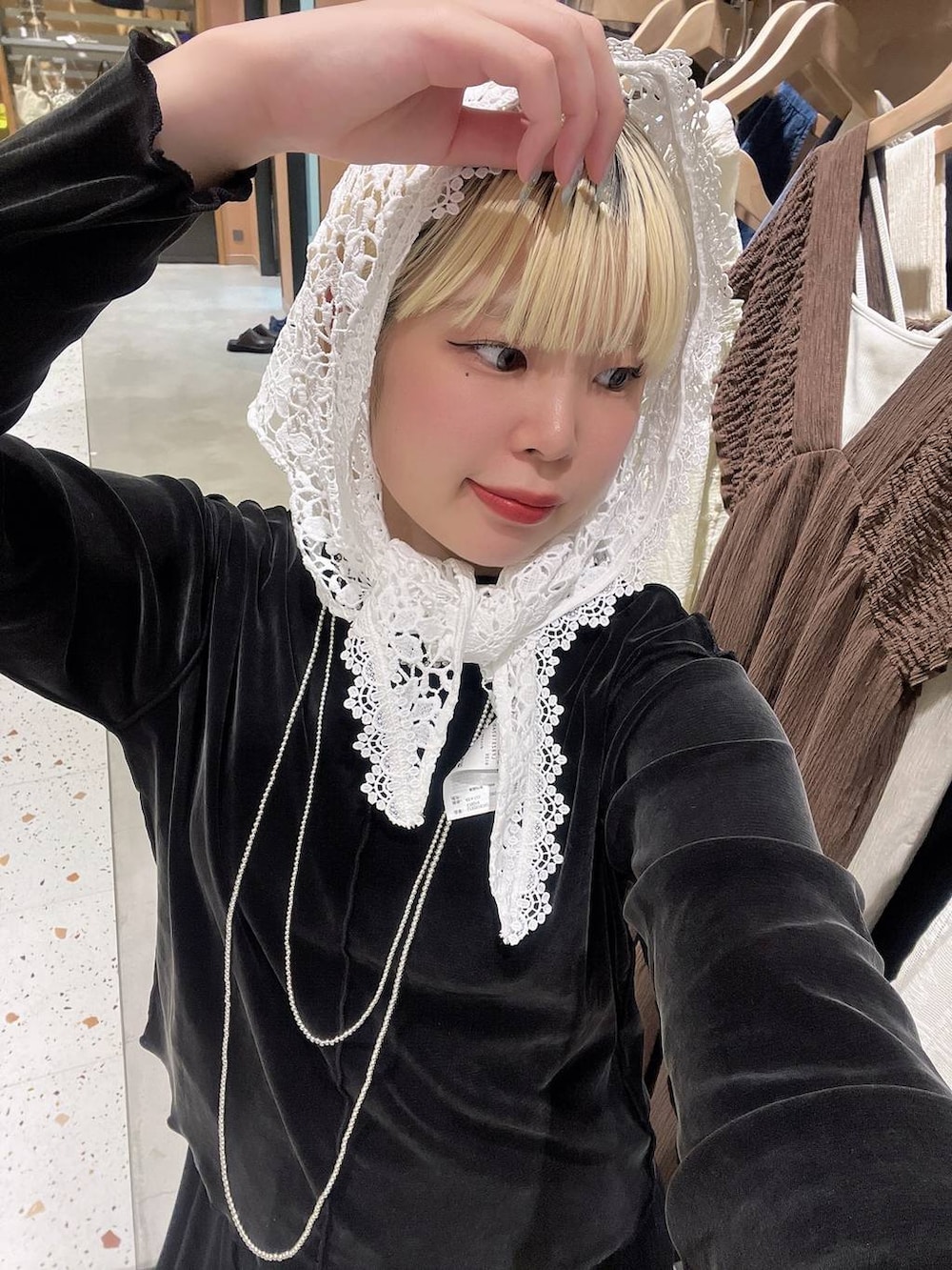 「高身長、差し色コーデ、着痩せ・細見え、休日コーデ、女子会、ローリーズスタイル_LOWRYS FARM、大人女子カジュアル_LOWRYS FARM、骨格ウェーブ、女子ウケ、ベーシック/シンプル、旅行、LOWRYS FARM、ワントーン、スカーフ、ロンT」｜「LOWRYS FARMのカットギャザーロングスカート　499383（スカート、ブラック系）」を使った、みおちんさん（レディース・167cm）の夏コーディネートの4枚目の写真