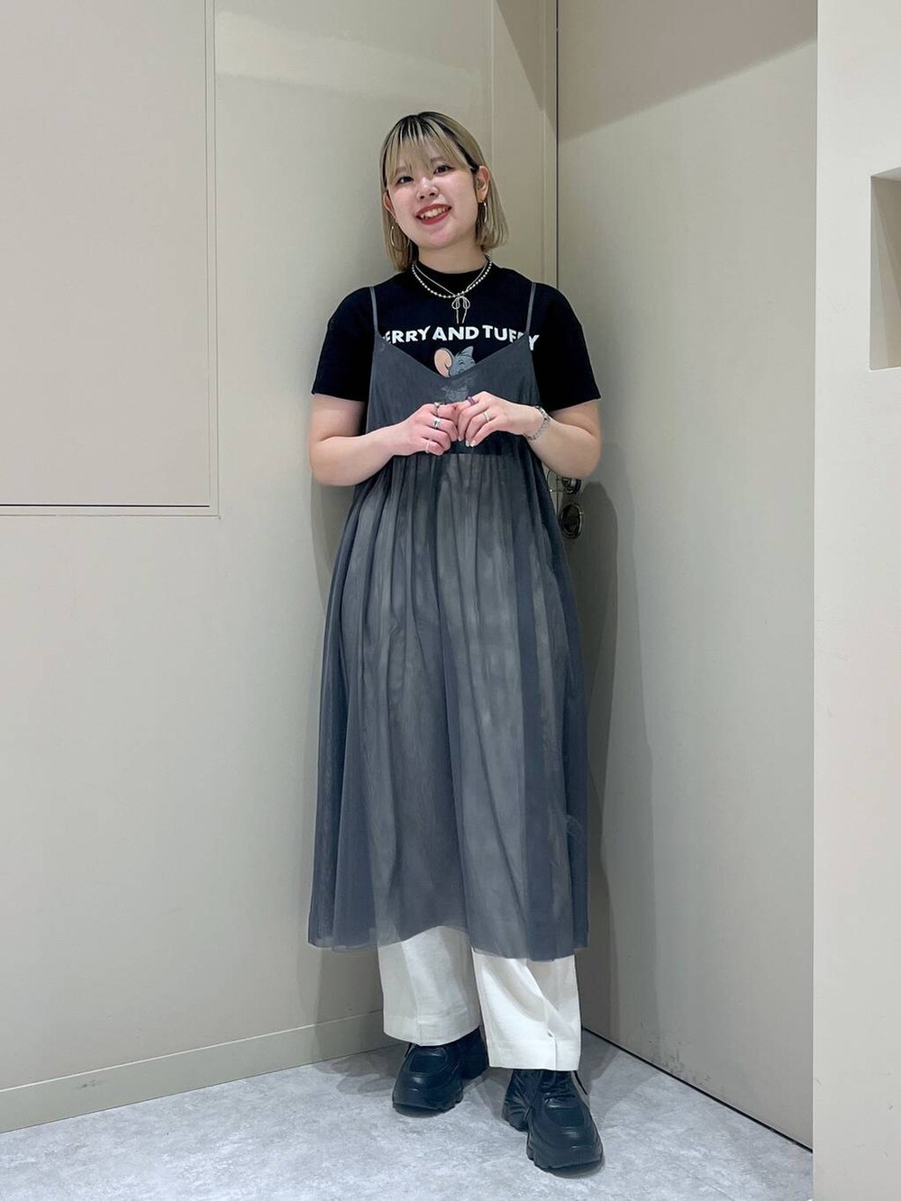 「高身長、差し色コーデ、着痩せ・細見え、休日コーデ、女子会、ローリーズスタイル_LOWRYS FARM、大人女子カジュアル_LOWRYS FARM、骨格ウェーブ、女子ウケ、ベーシック/シンプル、旅行、LOWRYS FARM、キッズ服、ワンピース、カーディガン」|「LOWRYS FARMのチュールキャミワンピース 103261(ワンピース、グレー系)」を使った、みおちんさん(レディース・167cm)の春コーディネートの4枚目の写真