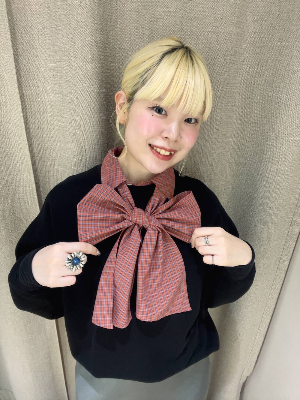 レッド系のシャツ/ブラウス、ブラック系のスウェット、グレー系のスカートを着用したレディースの秋コーディネートの2枚目の写真