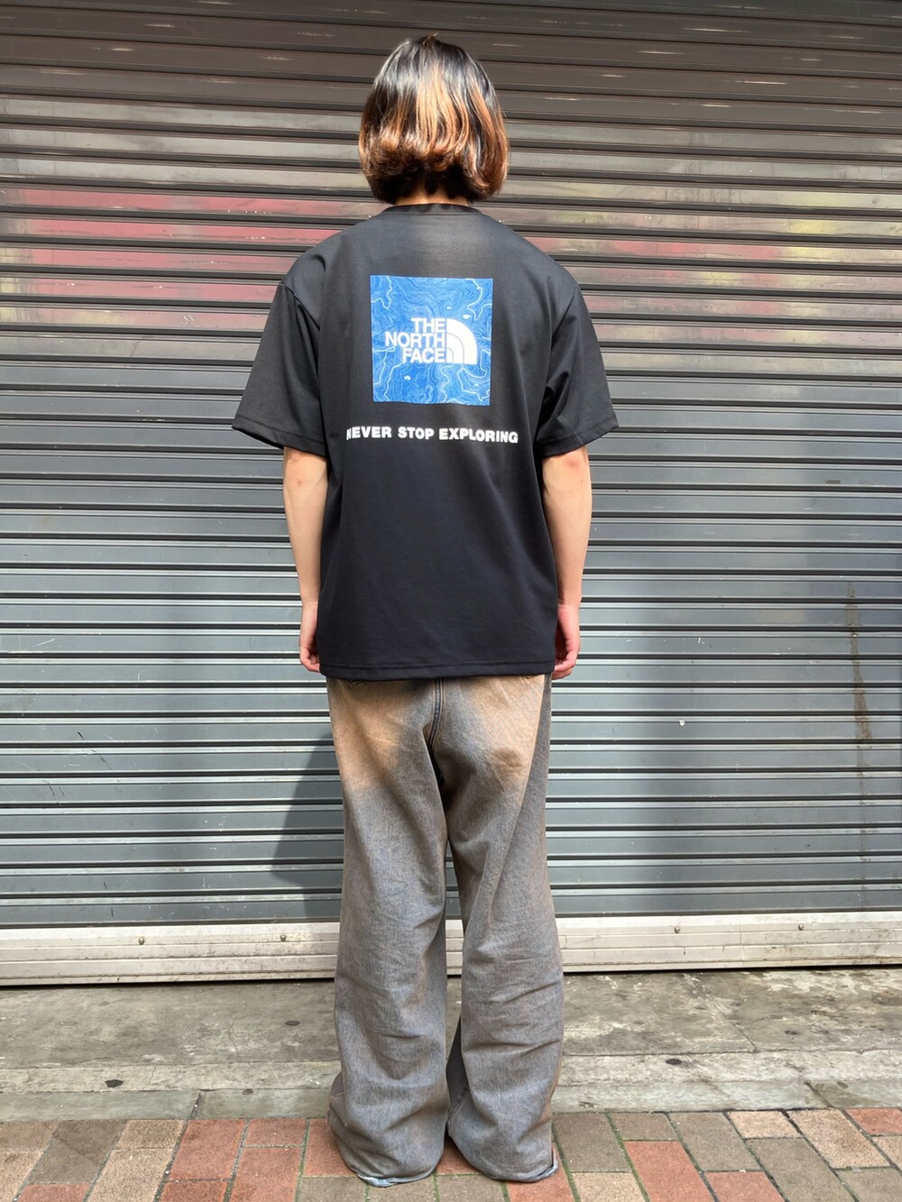 ブラック系のサンダル、ブラック系のTシャツ/カットソーを着用したメンズの夏コーディネートの2枚目の写真