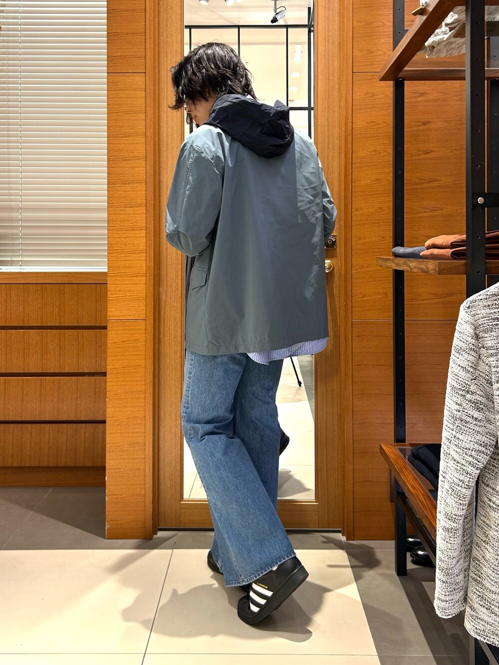 ブルー系のシャツ/ブラウス、ブルー系のブルゾンを着用したメンズの冬コーディネートの4枚目の写真