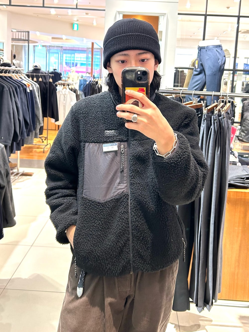 ブラック系のブルゾン、ブラック系のサンダル、ブラック系のニットキャップ/ビーニーを着用したメンズの冬コーディネートの2枚目の写真