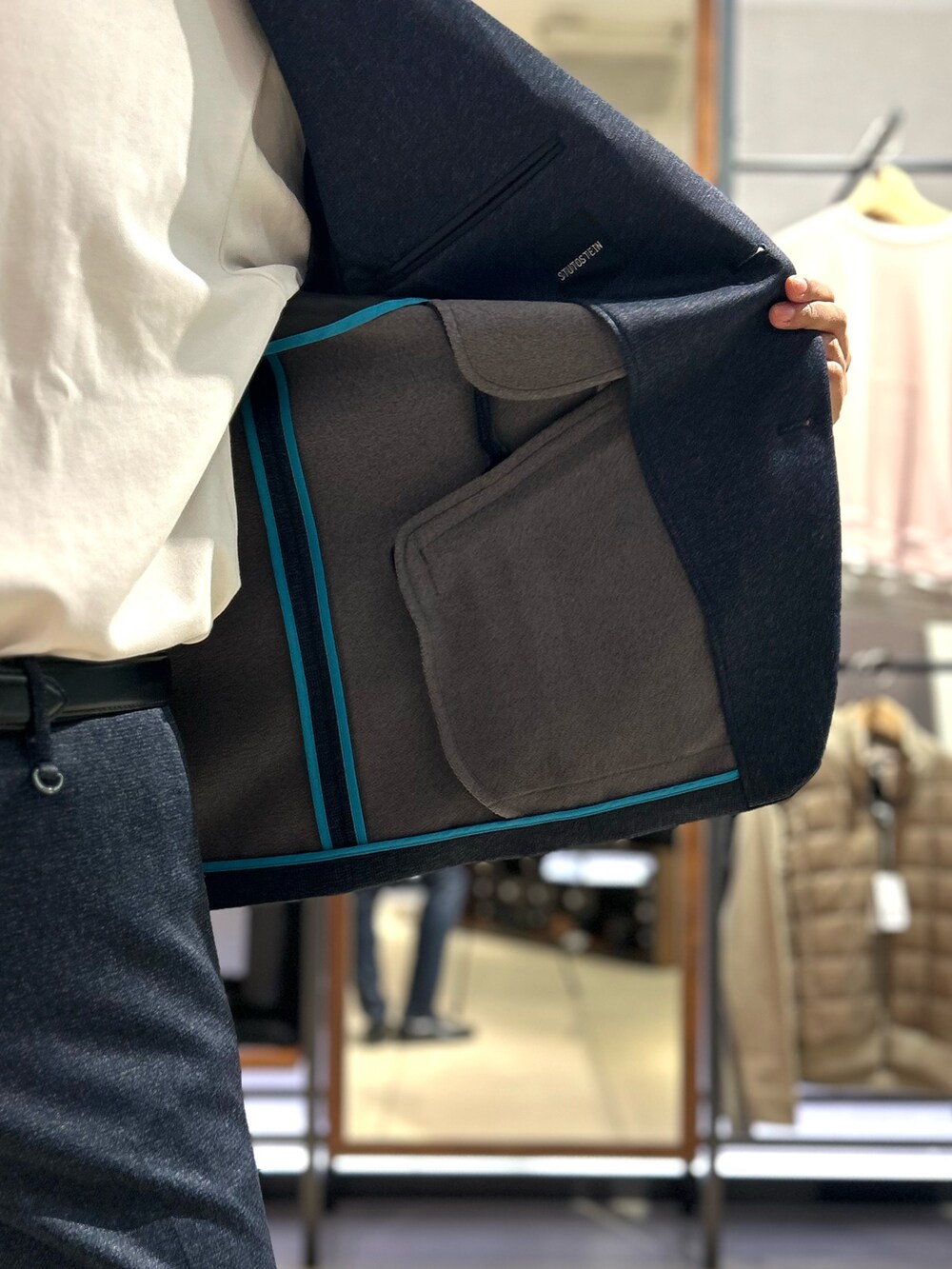 ブルー系のテーラードジャケットを着用したメンズの秋コーディネートの5枚目の写真