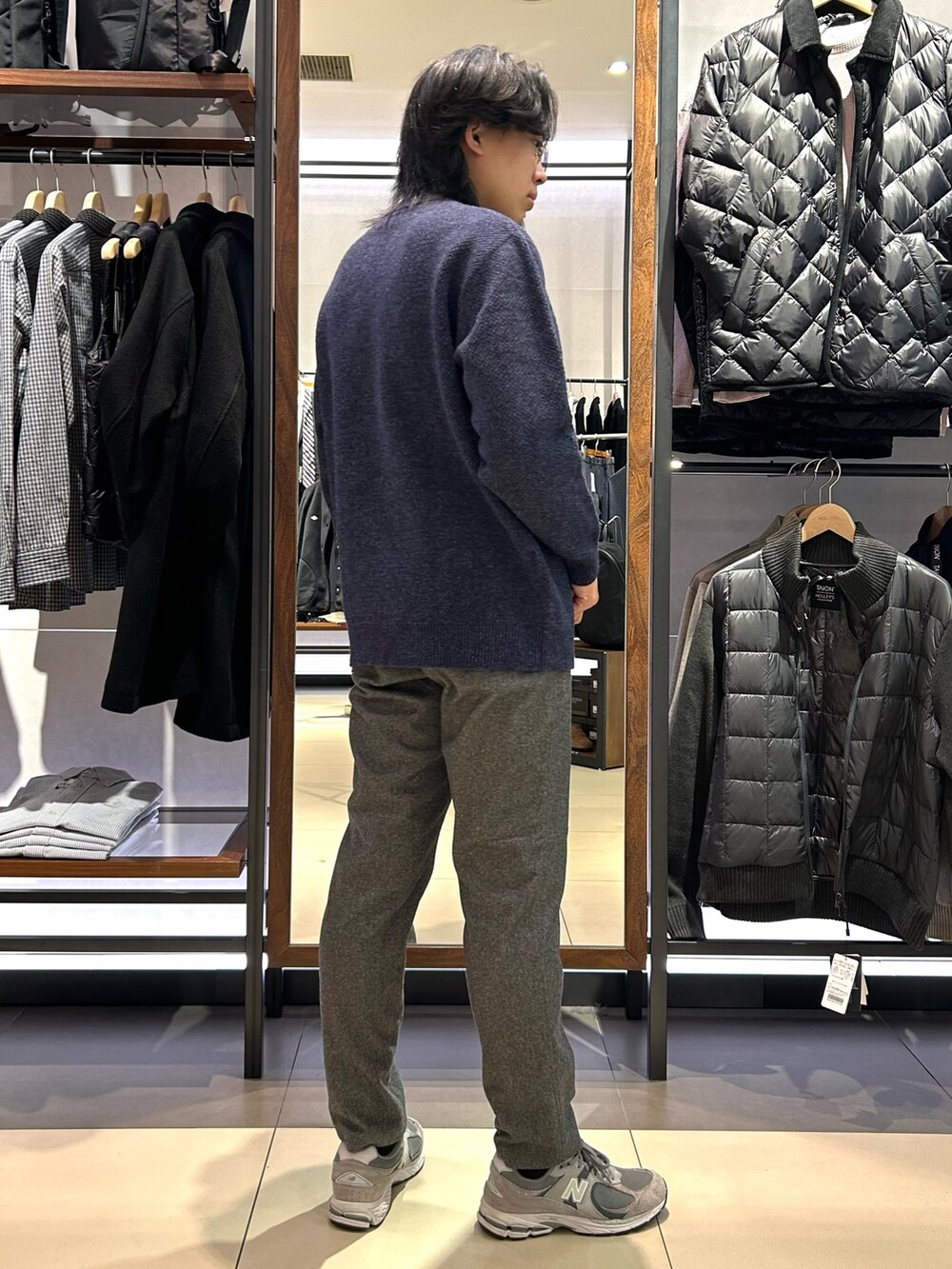 ブルー系のカーディガン/ボレロ、グレー系のその他パンツを着用したメンズの秋コーディネートの5枚目の写真