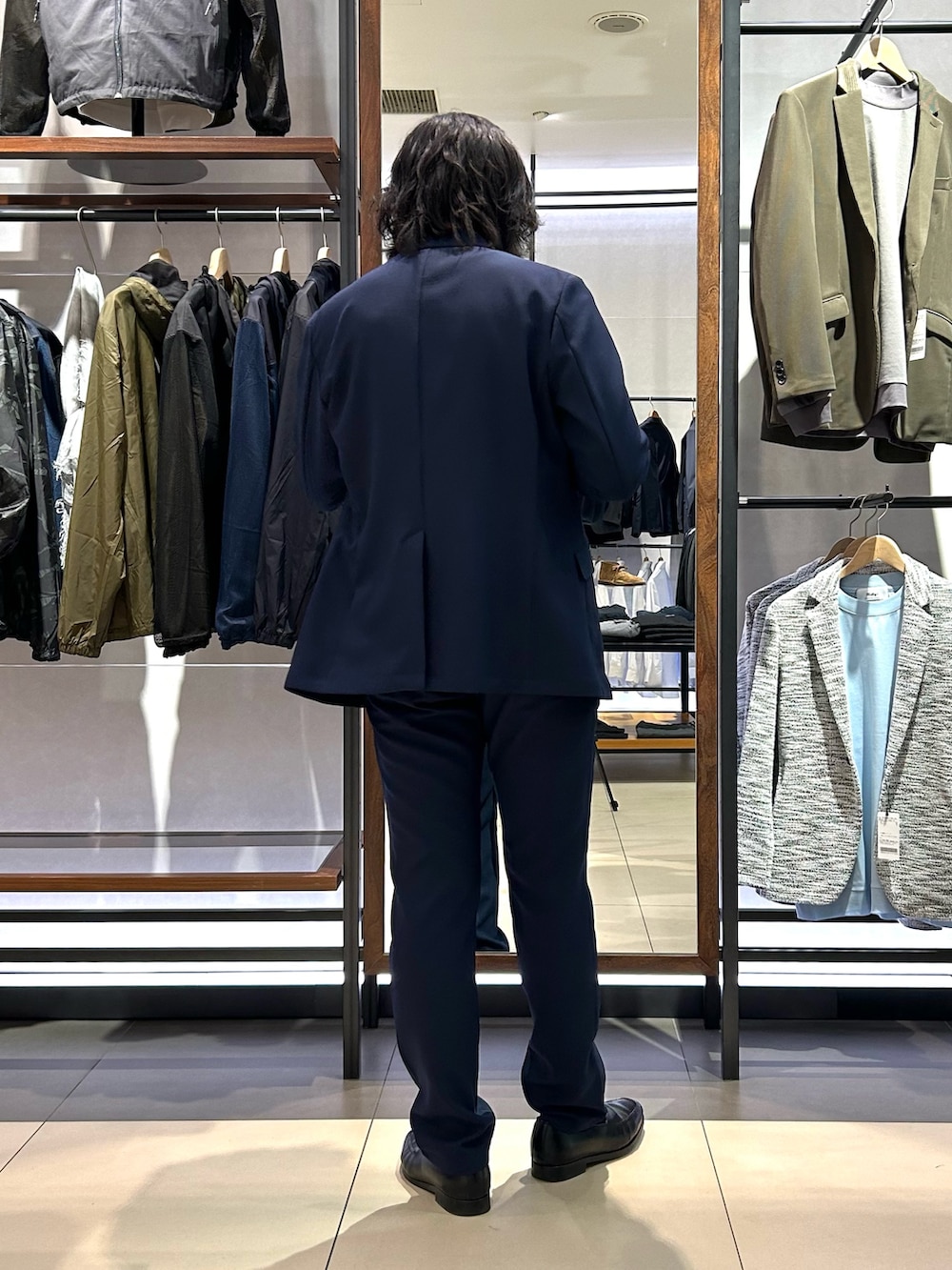 ブラック系のバックパック/リュック、ブルー系のその他パンツ、グレー系のTシャツ/カットソーを着用したメンズの冬コーディネートの6枚目の写真