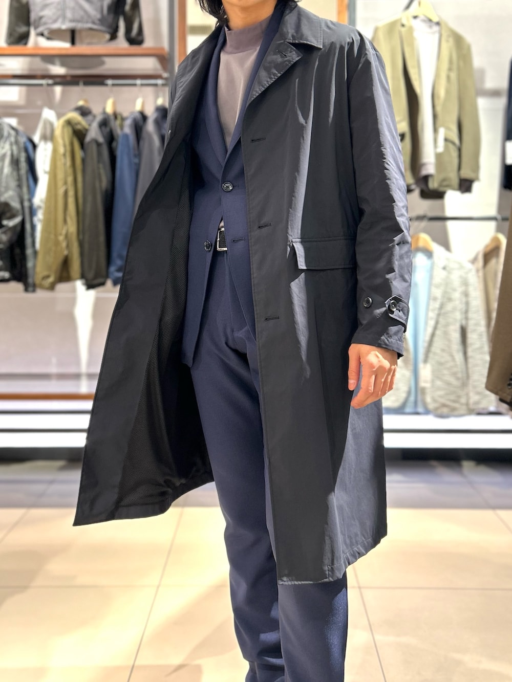 ブラック系のバックパック/リュック、ブルー系のその他パンツ、グレー系のTシャツ/カットソーを着用したメンズの冬コーディネートの7枚目の写真