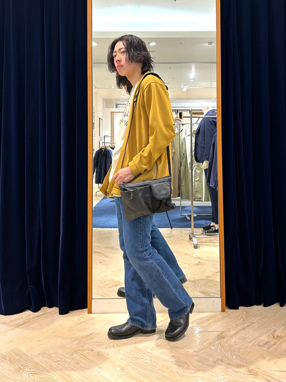 イエロー系のカーディガン/ボレロ、ベージュ系のTシャツ/カットソー、ブラック系のショルダーバッグを着用したメンズの春コーディネートの2枚目の写真