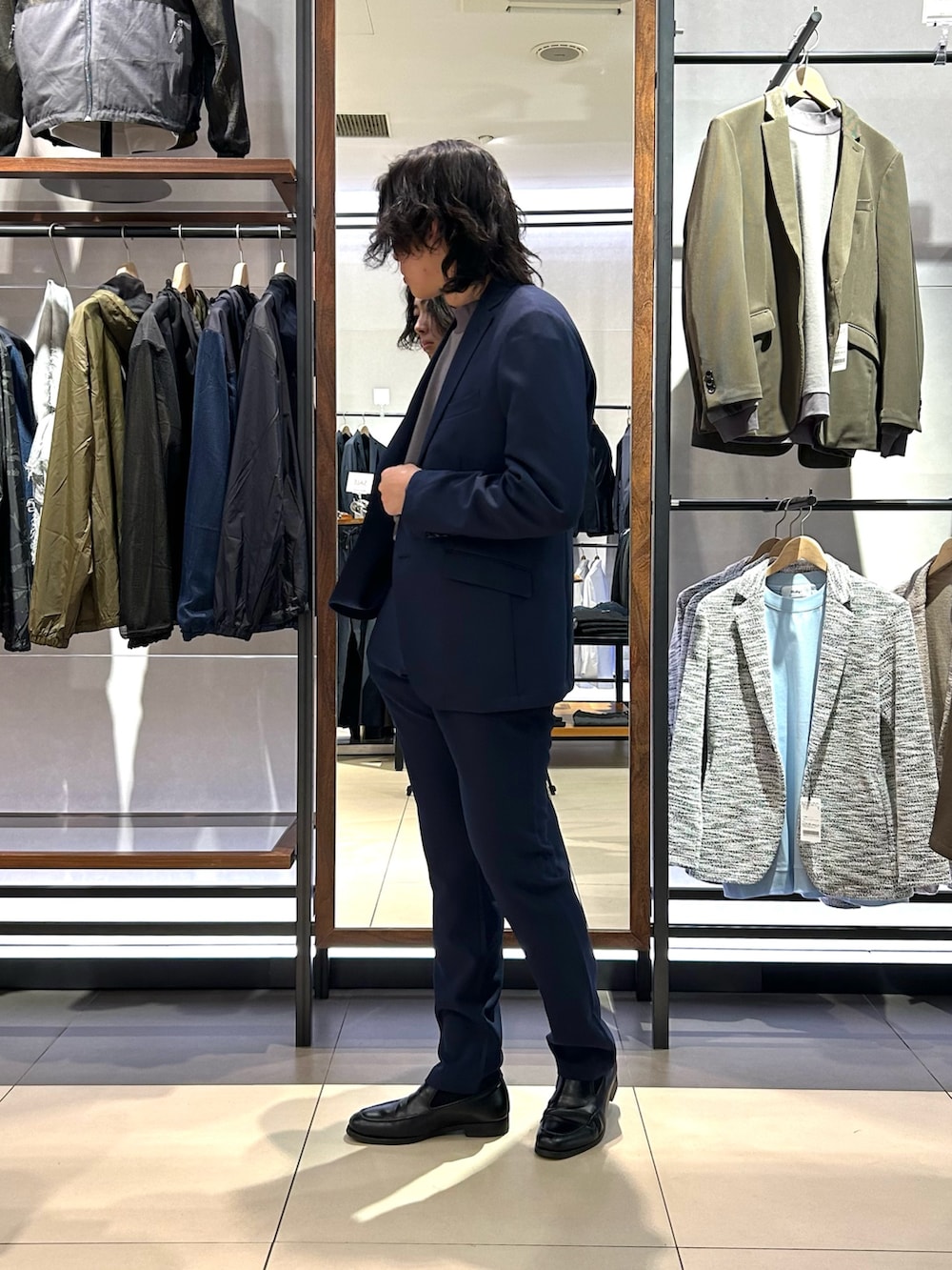 ブラック系のバックパック/リュック、ブルー系のその他パンツ、グレー系のTシャツ/カットソーを着用したメンズの冬コーディネートの5枚目の写真