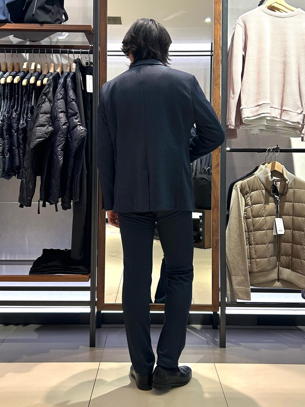 ブルー系のテーラードジャケットを着用したメンズの秋コーディネートの3枚目の写真