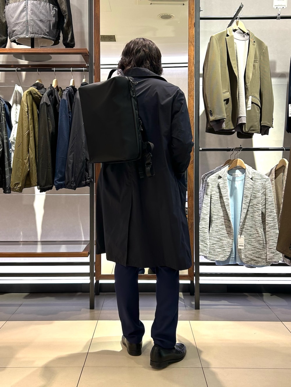 ブラック系のバックパック/リュック、ブルー系のその他パンツ、グレー系のTシャツ/カットソーを着用したメンズの冬コーディネートの3枚目の写真