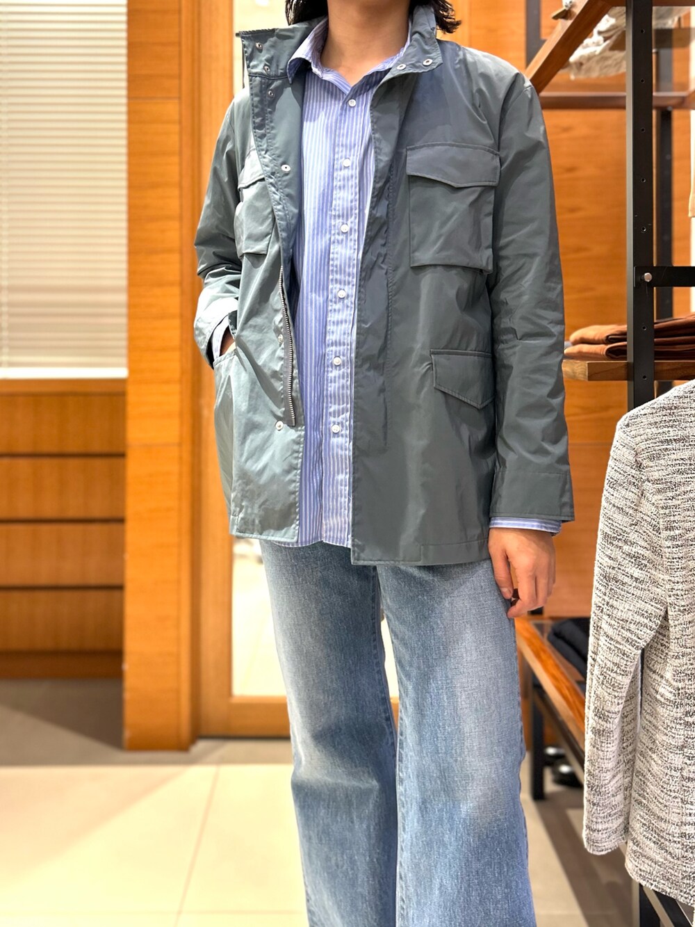 ブルー系のシャツ/ブラウス、ブルー系のブルゾンを着用したメンズの冬コーディネートの5枚目の写真