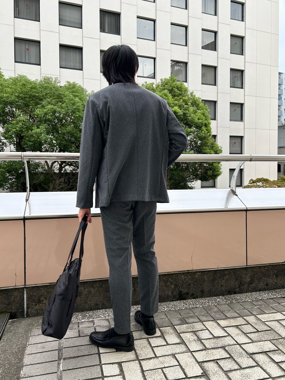 グレー系のノーカラージャケット、ブラック系のTシャツ/カットソー、グレー系のその他パンツを着用したメンズの秋コーディネートの3枚目の写真