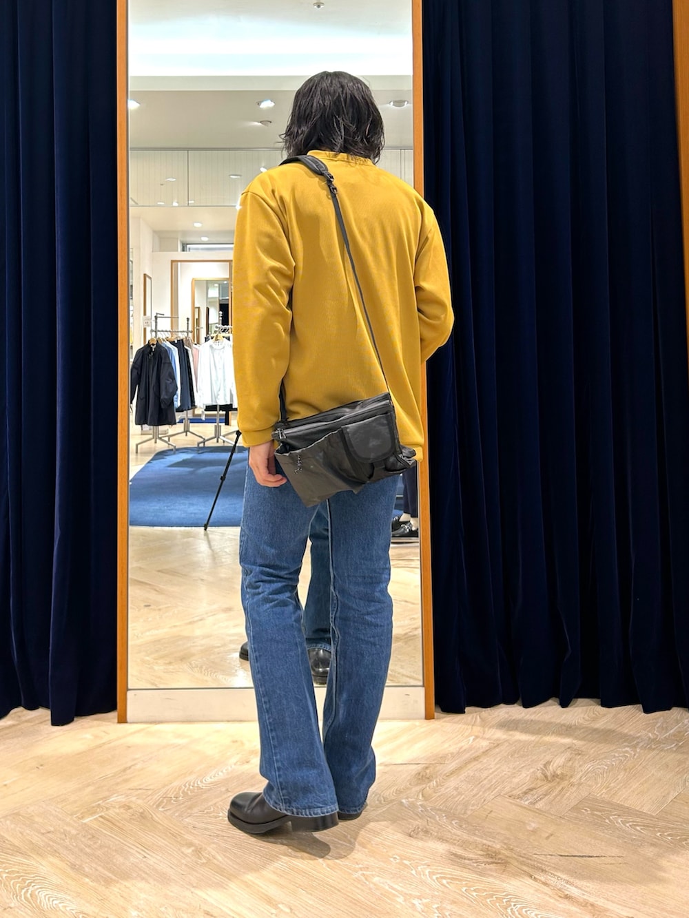 イエロー系のカーディガン/ボレロ、ベージュ系のTシャツ/カットソー、ブラック系のショルダーバッグを着用したメンズの春コーディネートの3枚目の写真