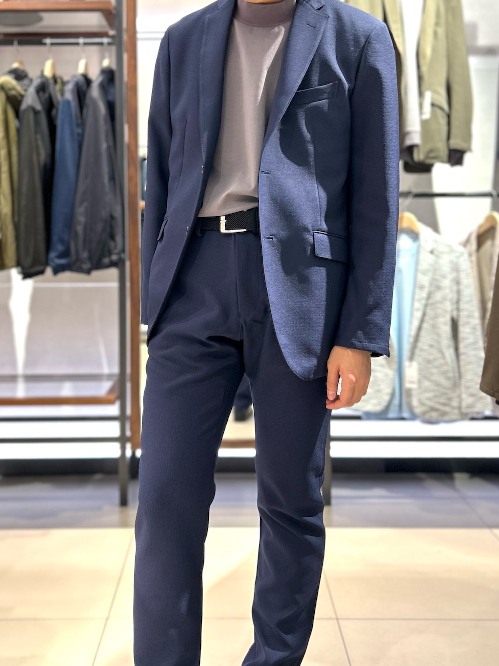 ブラック系のバックパック/リュック、ブルー系のその他パンツ、グレー系のTシャツ/カットソーを着用したメンズの冬コーディネートの8枚目の写真