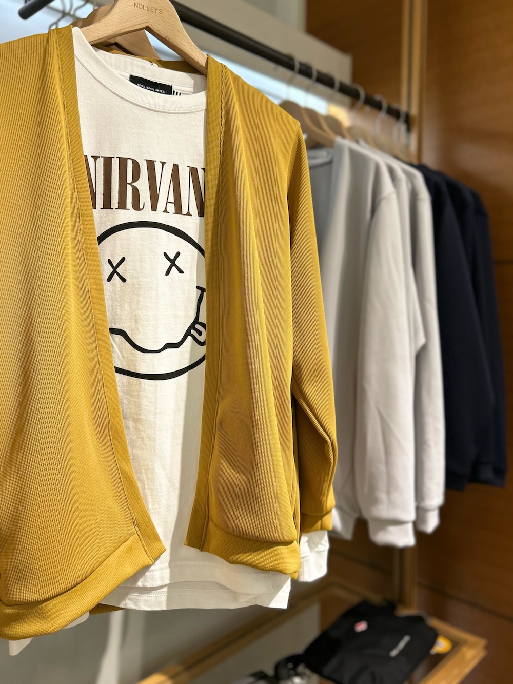 イエロー系のカーディガン/ボレロ、ベージュ系のTシャツ/カットソー、ブラック系のショルダーバッグを着用したメンズの春コーディネートの4枚目の写真