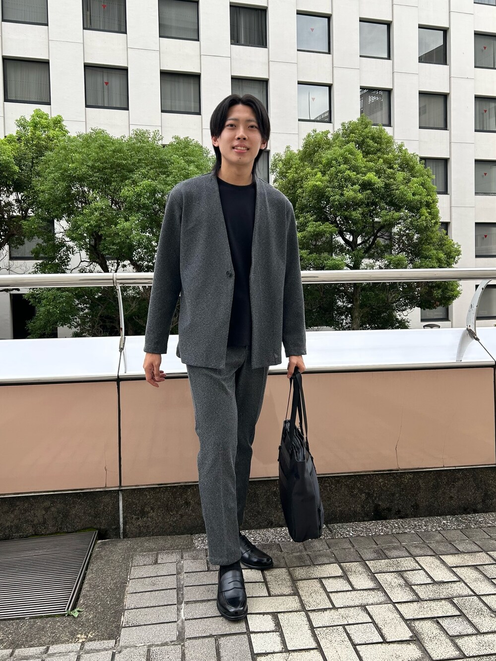 グレー系のノーカラージャケット、ブラック系のTシャツ/カットソー、グレー系のその他パンツを着用したメンズの秋コーディネートの4枚目の写真