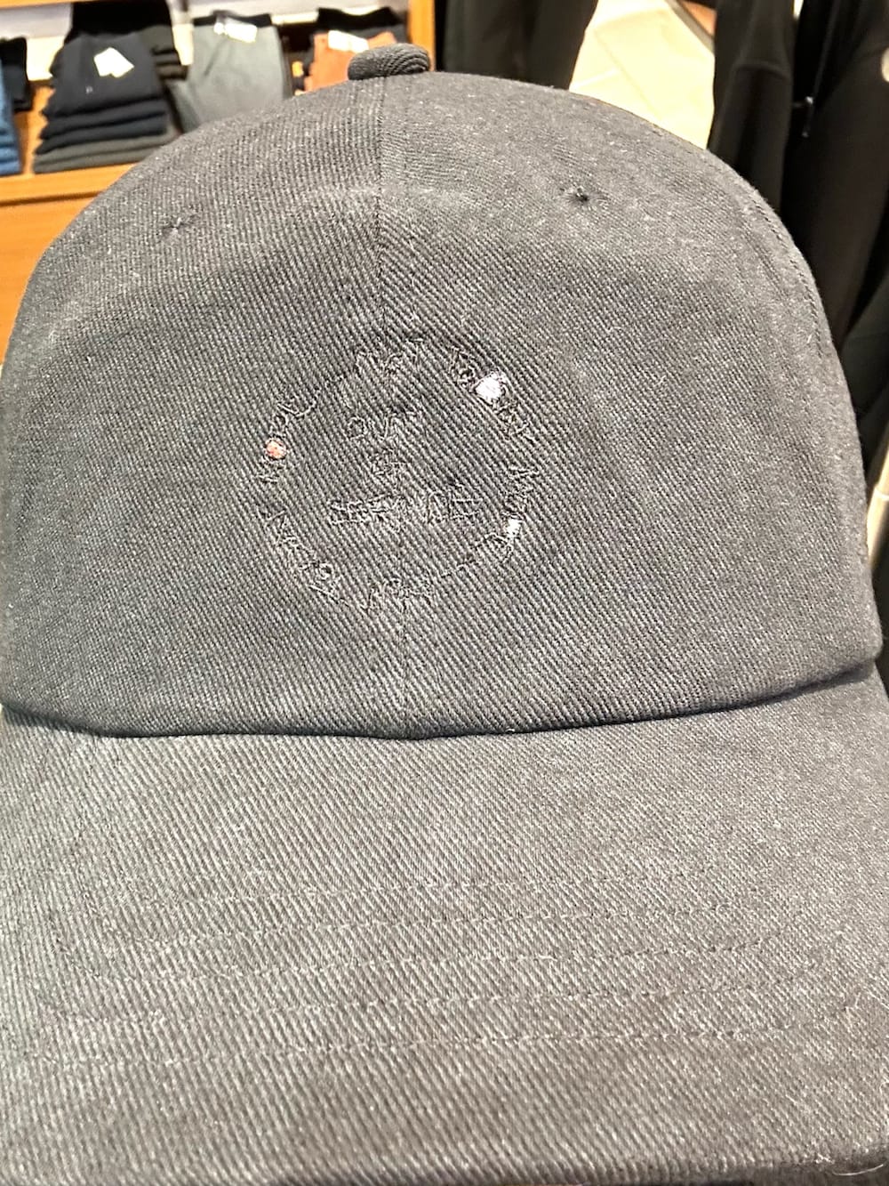 ブラック系のブルゾン、ブラック系のサンダル、ブラック系のニットキャップ/ビーニーを着用したメンズの冬コーディネートの4枚目の写真