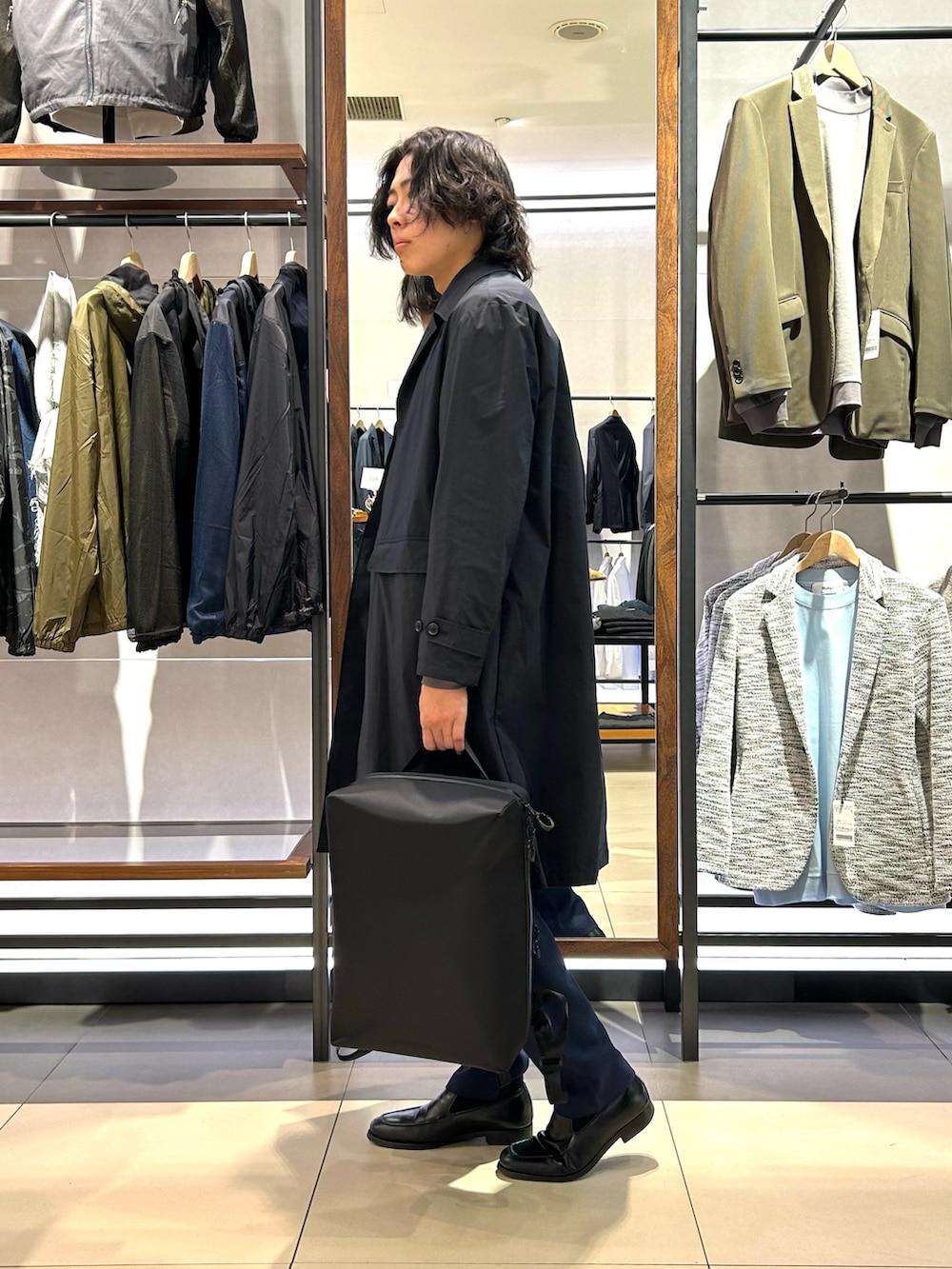 ブラック系のバックパック/リュック、ブルー系のその他パンツ、グレー系のTシャツ/カットソーを着用したメンズの冬コーディネートの2枚目の写真