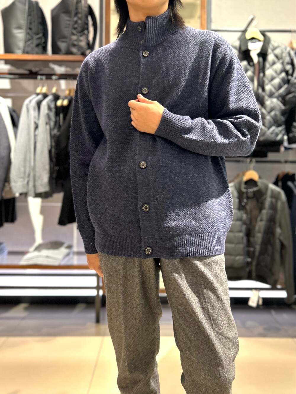 ブルー系のカーディガン/ボレロ、グレー系のその他パンツを着用したメンズの秋コーディネートの6枚目の写真