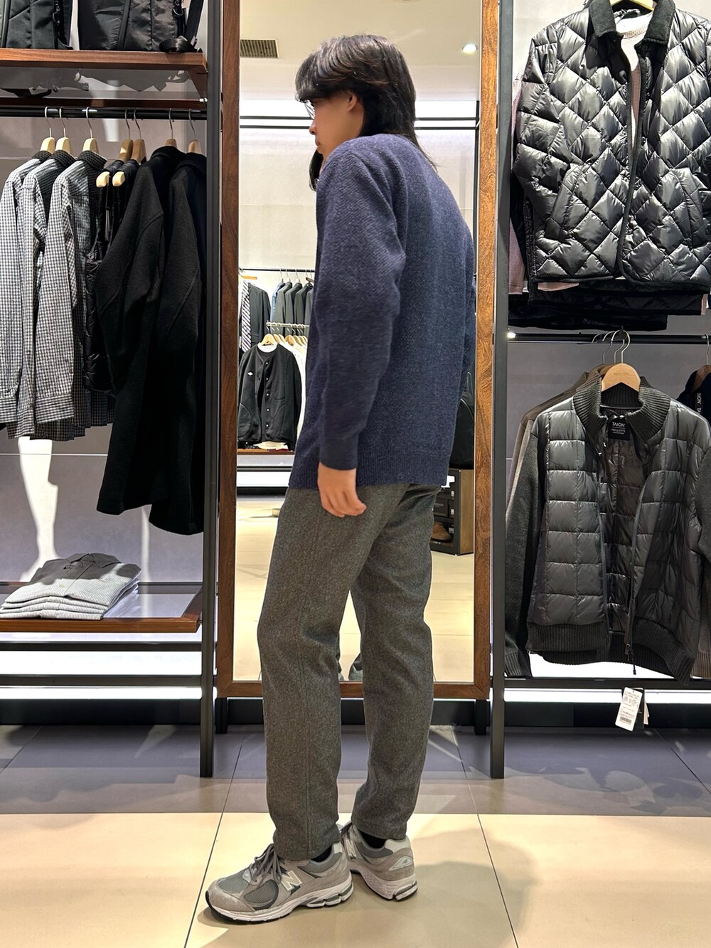 ブルー系のカーディガン/ボレロ、グレー系のその他パンツを着用したメンズの秋コーディネートの3枚目の写真