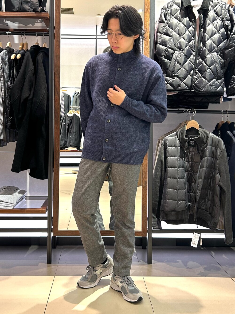 ブルー系のカーディガン/ボレロ、グレー系のその他パンツを着用したメンズの秋コーディネートの2枚目の写真