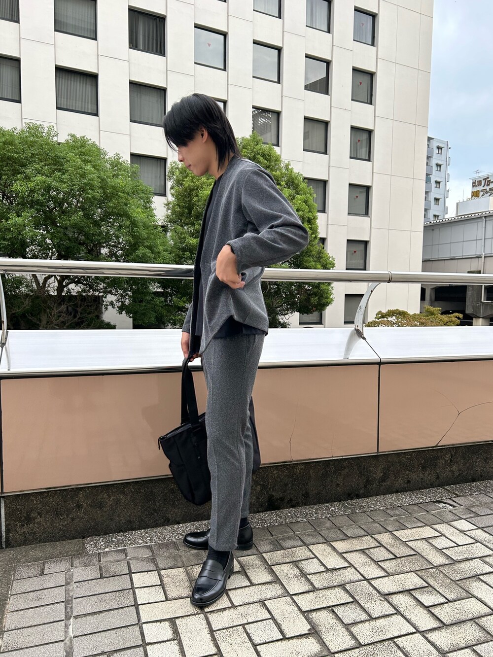 グレー系のノーカラージャケット、ブラック系のTシャツ/カットソー、グレー系のその他パンツを着用したメンズの秋コーディネートの2枚目の写真