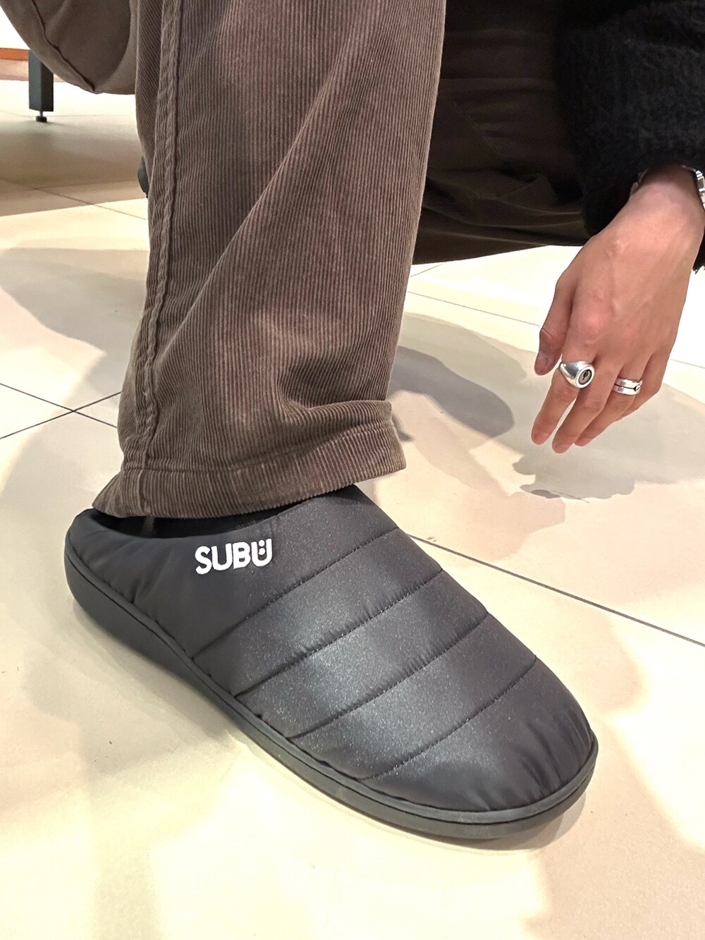 ブラック系のブルゾン、ブラック系のサンダル、ブラック系のニットキャップ/ビーニーを着用したメンズの冬コーディネートの3枚目の写真