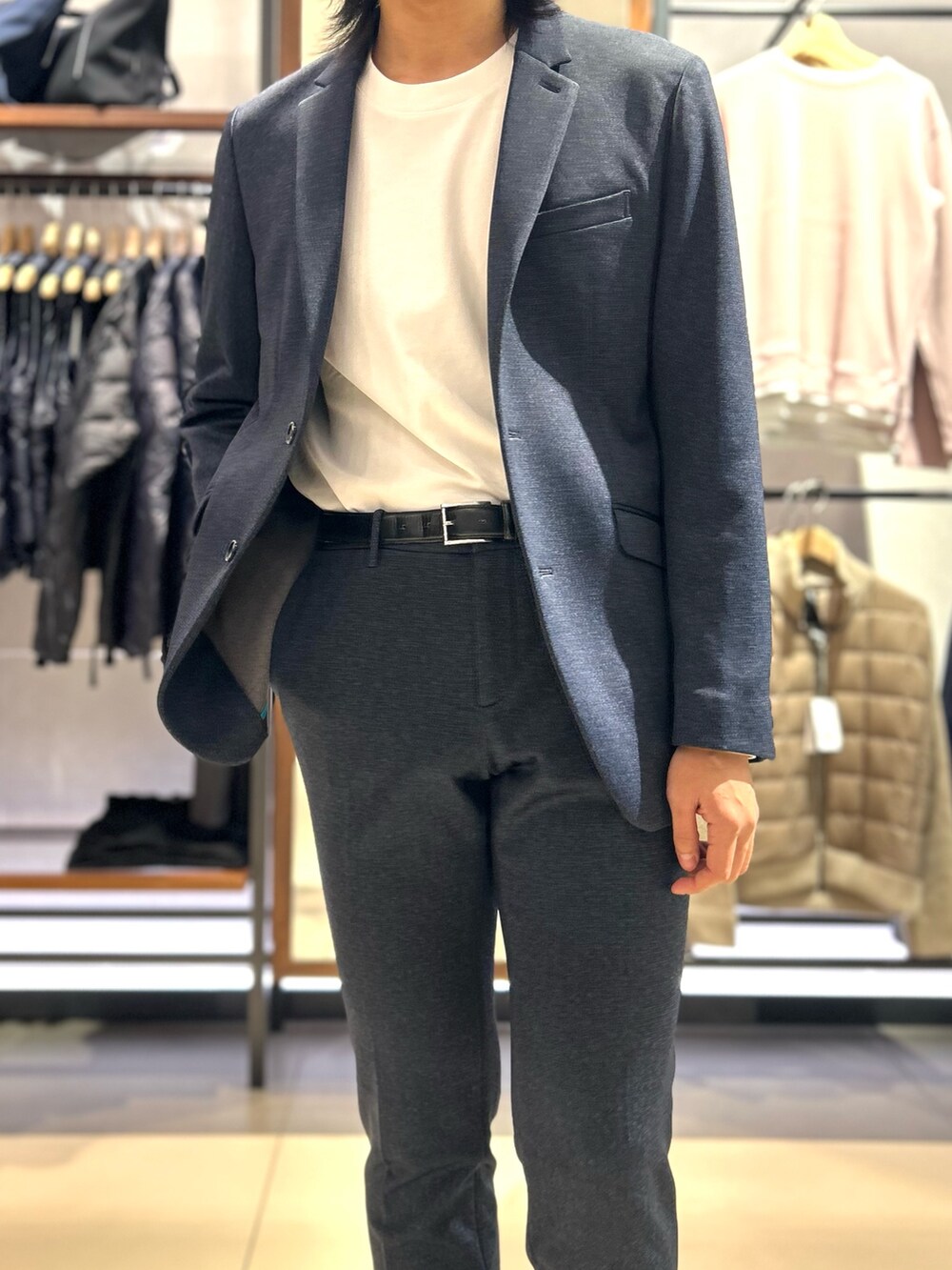 ブルー系のテーラードジャケットを着用したメンズの秋コーディネートの4枚目の写真