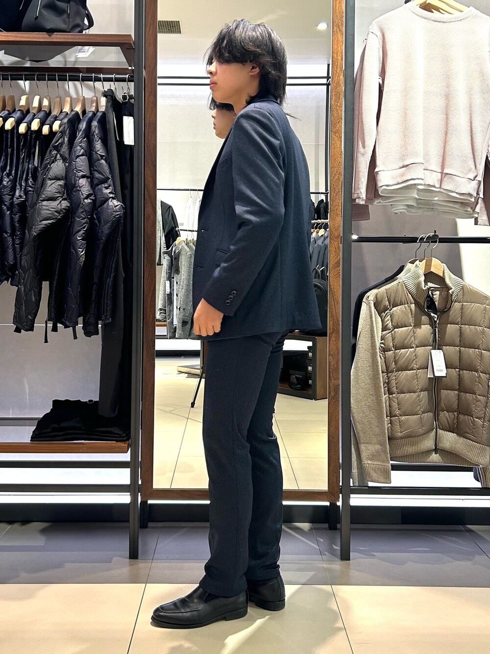 ブルー系のテーラードジャケットを着用したメンズの秋コーディネートの2枚目の写真