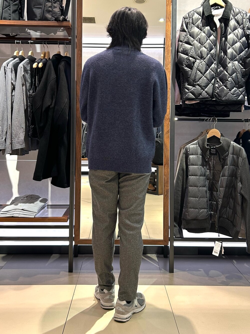 ブルー系のカーディガン/ボレロ、グレー系のその他パンツを着用したメンズの秋コーディネートの4枚目の写真