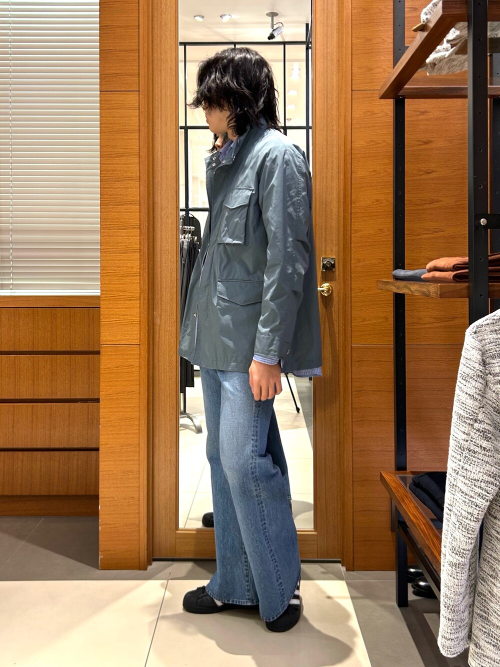 ブルー系のシャツ/ブラウス、ブルー系のブルゾンを着用したメンズの冬コーディネートの2枚目の写真